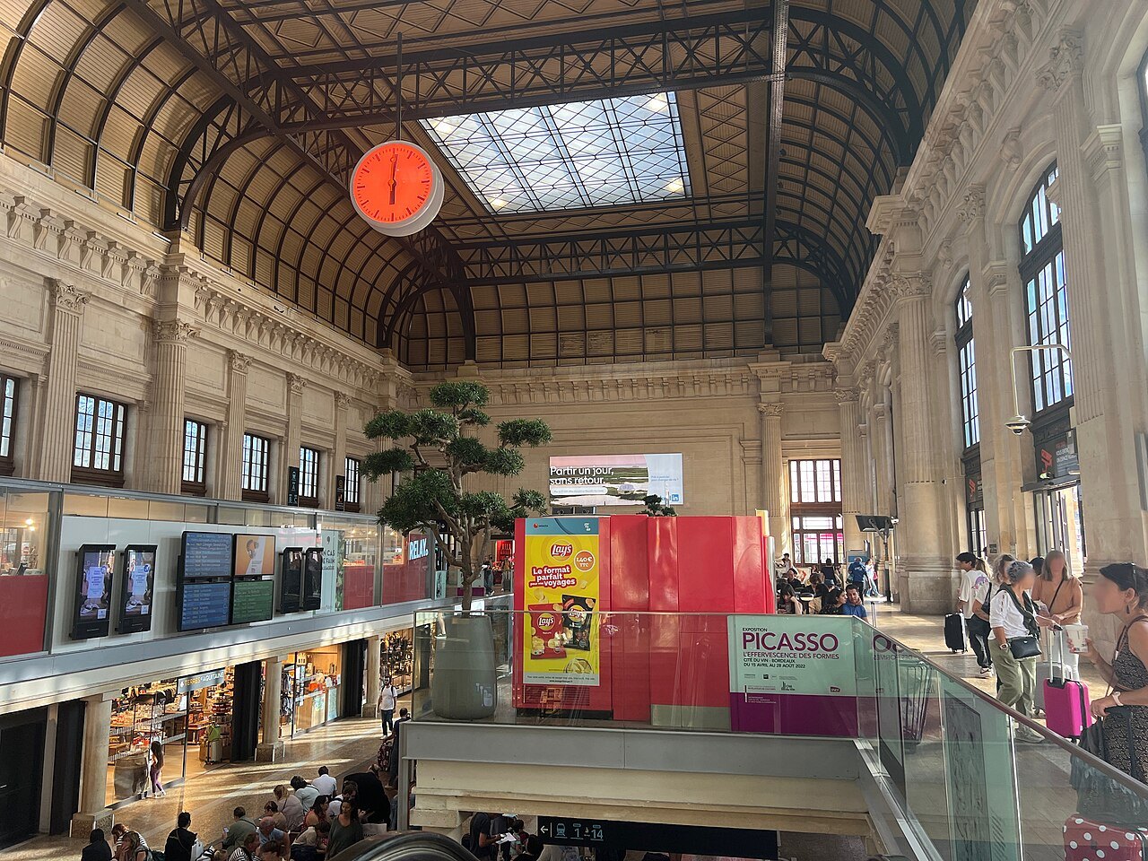 The main hall of Saint-Jean station, its clock above