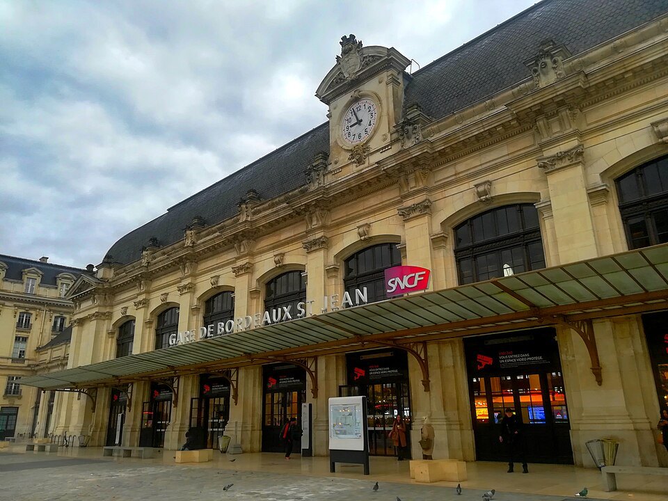 The clock front of Saint-Jean station