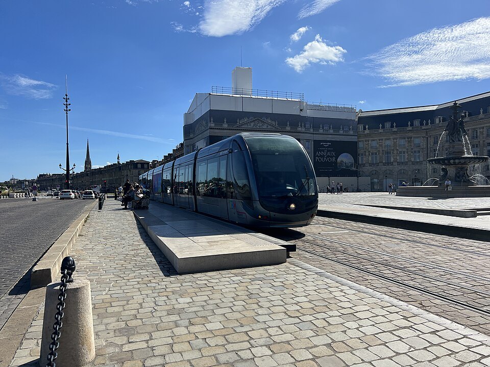 A line D tram at the Place de la Bourse stop