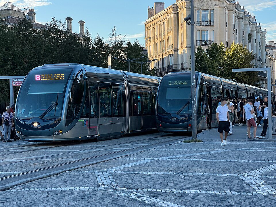 Two line B trams at the Victoire stop